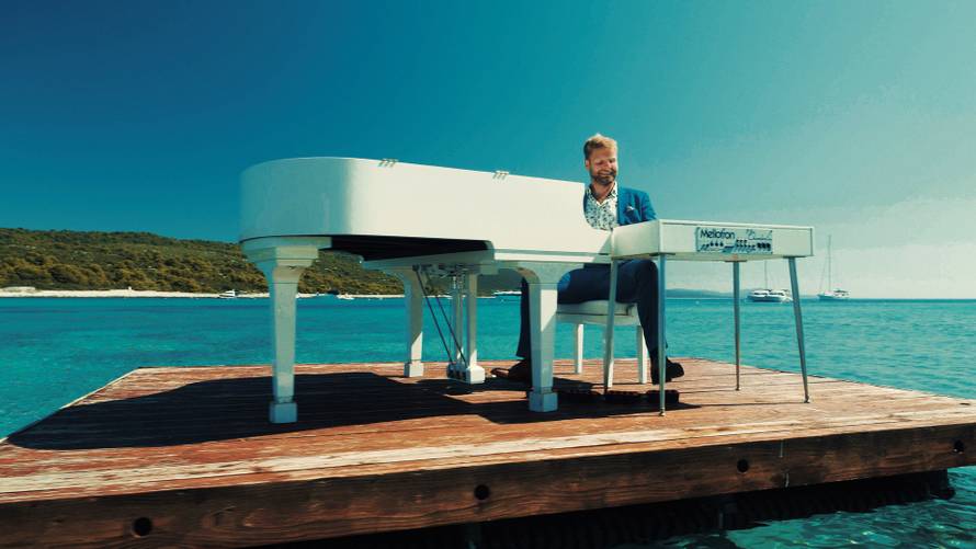 Pijanist uplovio s klavirom u more: 'Za sve velike stvari  u životu moraš pomalo biti i lud'