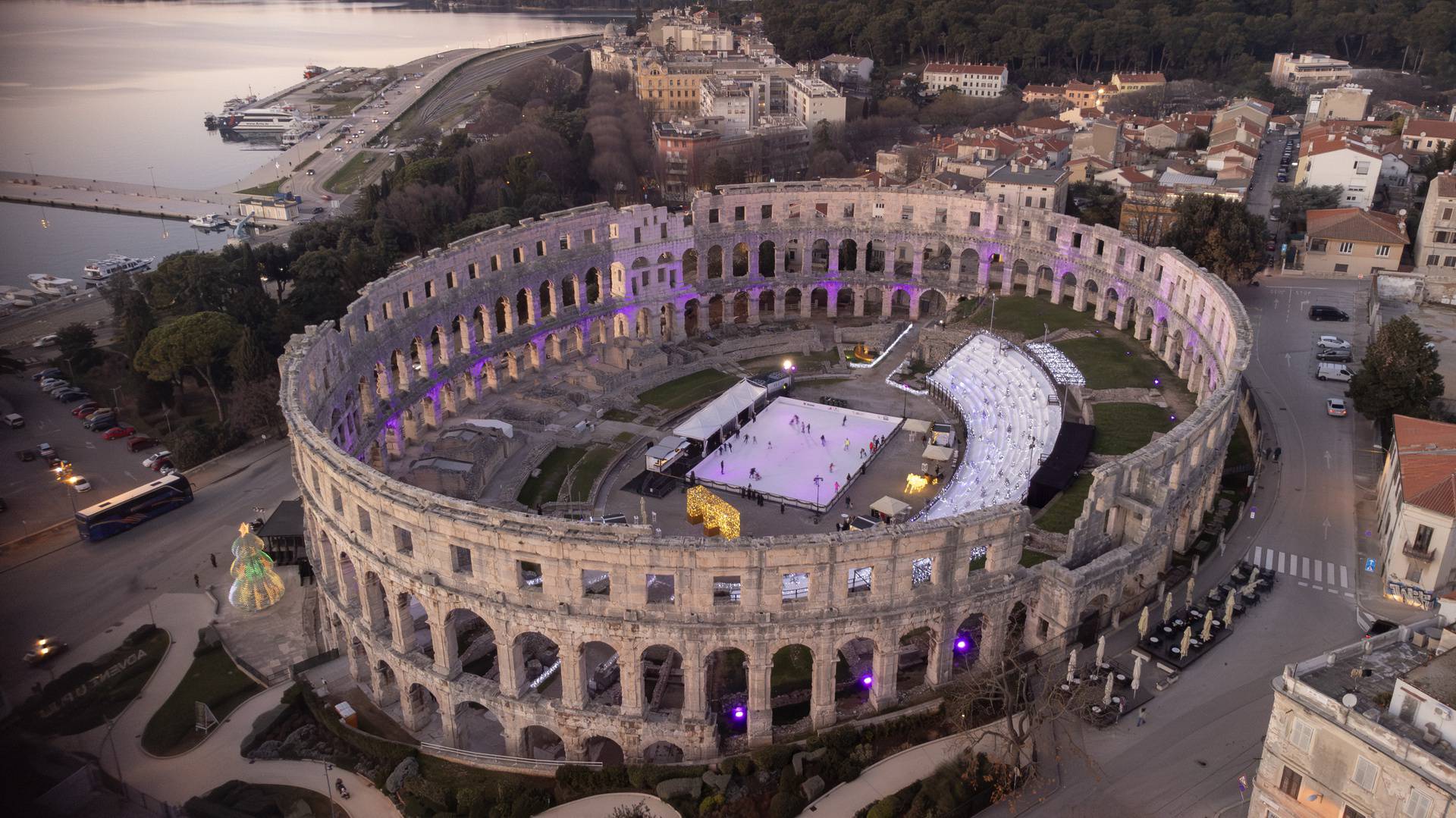 Pogled iz zraka na spektakularne prizore tijekom Adventa u pulskoj Areni