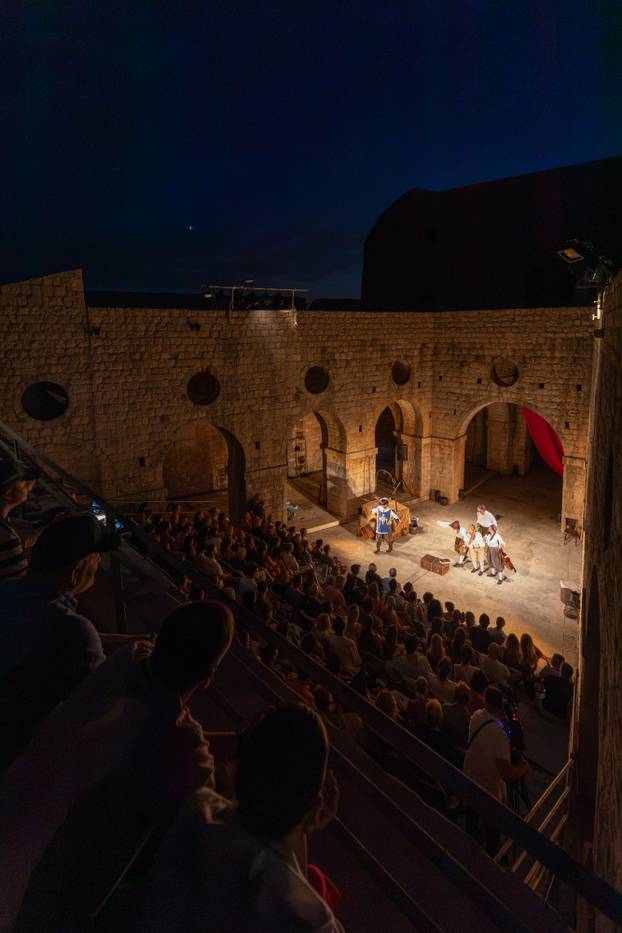 Dubrovnik: Otvoren 12. Midsummer Scene Festival premijerom predstave "Jedan za sve"