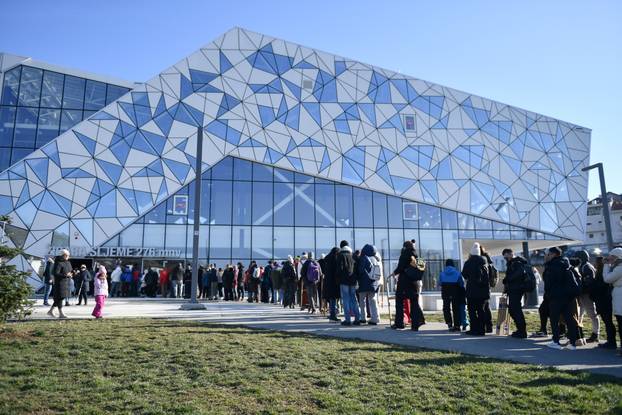 Zagrepčani pohrlili na Sljeme, veliki redovi za žičaru 