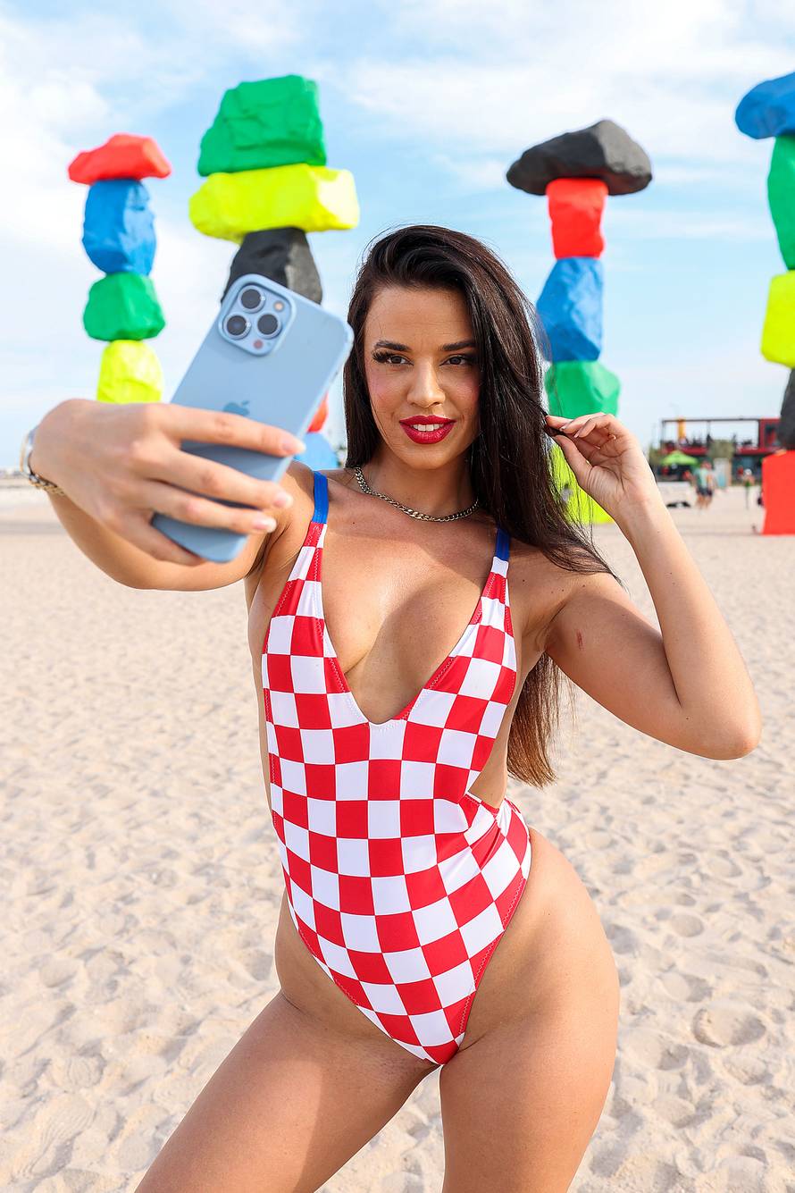 EKSKLUZIVNO: Ivana Knoll pozirala u kockastom kupaćem kostimu na plaži Ras Abu Aboud 