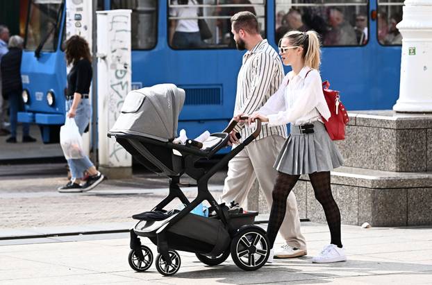 Zagreb: Matija Cvek s obitelji prošetao gradom