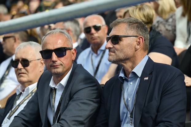 Zagreb: Uzvanici iz lože prate svečani vojni mimohod u povodu 30. obljetnice VRO Oluja