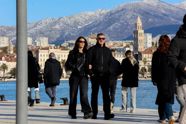 Zubato sunce u Splitu izmamilo je brojne šetače