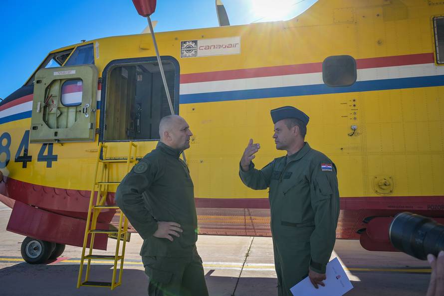 Hrvatske vojne protupožarne pilote pohvalili NATO i EU