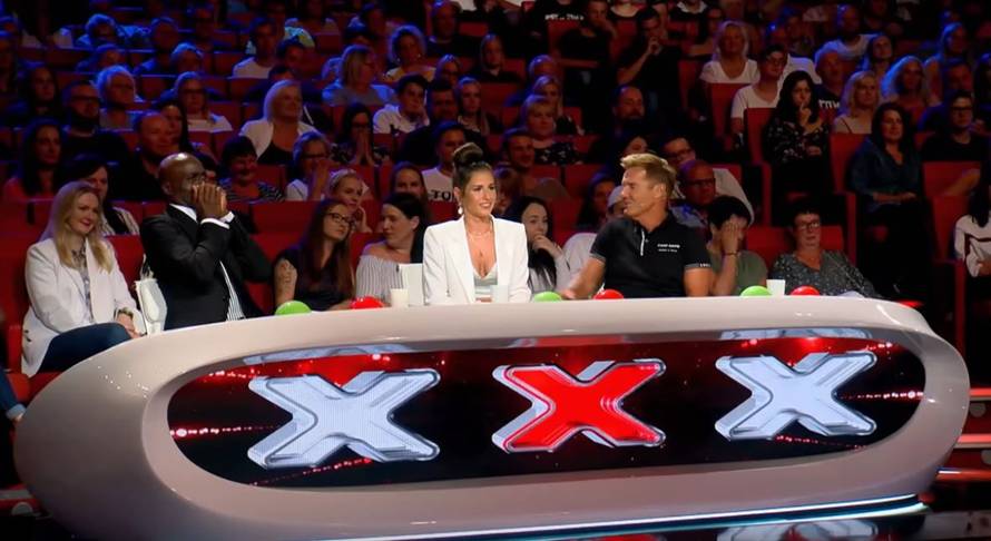 Šokirala njemački žiri: Skinula hlače i na pozadini nacrtala psa