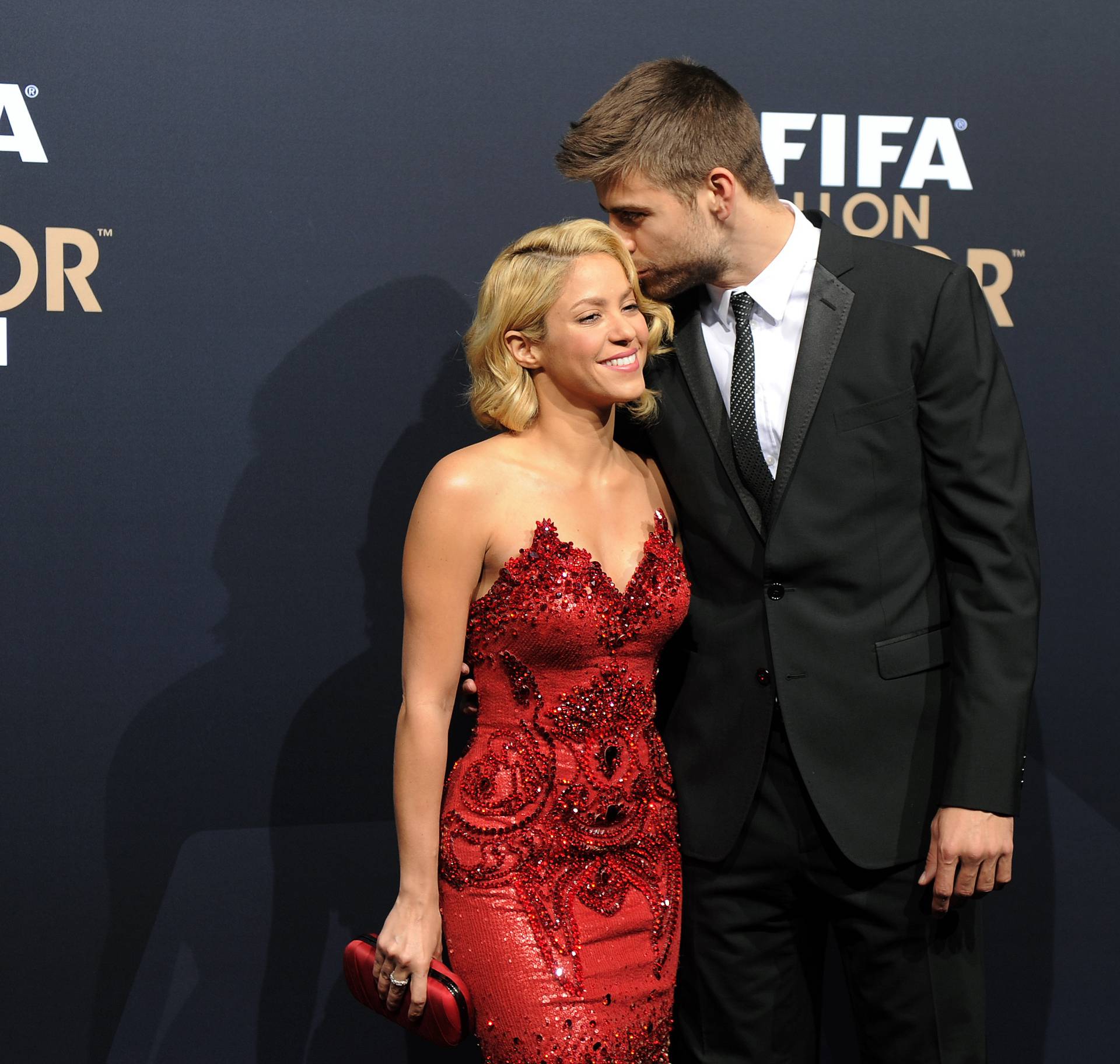 Fussball International  FIFA Ballon d Or 2011: Gerard Pique (re, Barca) und Freundin  Shakira (Kolumbien)