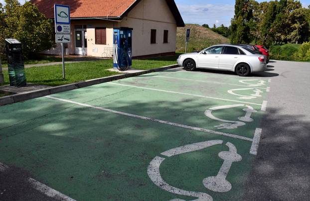 Slavonski Brod: Grad zapo&ccaron;eo s naplatom usluge punjenja elektri&ccaron;nih vozila na javnim gradskim punionicama