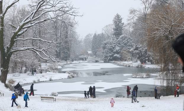 Zagreb: Maksimir, jedno od omiljenih mjesta za sanjkanje, grudanje ili šetnju po snijegu