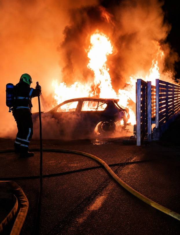 VATRENI UŽAS  U Sesvetama je izgorjelo 10 auta i brod! Evo kako su se vatrogasci borili