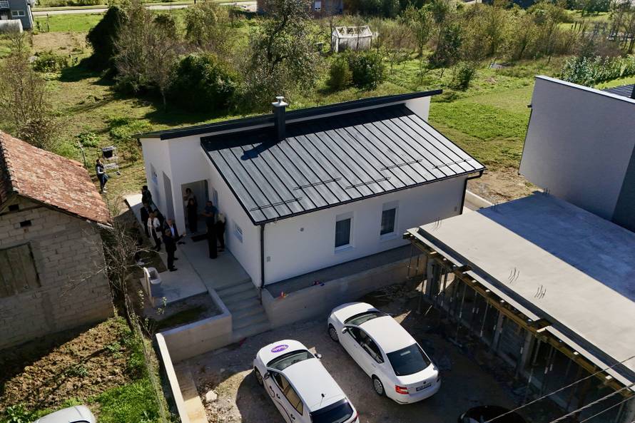 Violeta donirala dvije montažne kuće obiteljima u Jablanici i u Buturović Polju