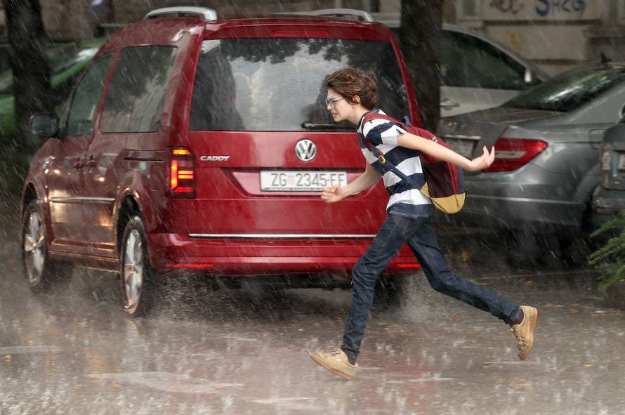 Zagrepčane iznenadio pljusak, tuča i grmljavina poharali Pulu