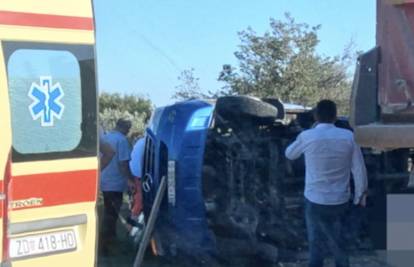 Nesreća kod Pakoštana: Sudarili se minibus  i teretno vozilo, 15 ljudi ozlijeđeno, četvero teže