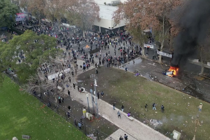 Kaos u Argentini: Deseci ozlijeđenih u prosvjedima, gore auti