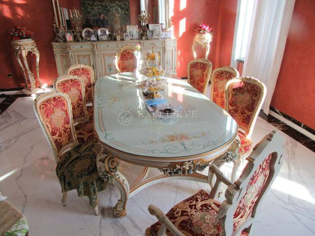 Ovako nešto nikad niste vidjeli! Prodaje se stan u Opatiji: Zlato, mramor, kipovi koji nose TV...