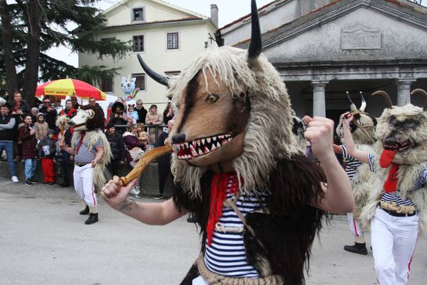 Rijeka: Doček Halubajskih zvončara u centru grada