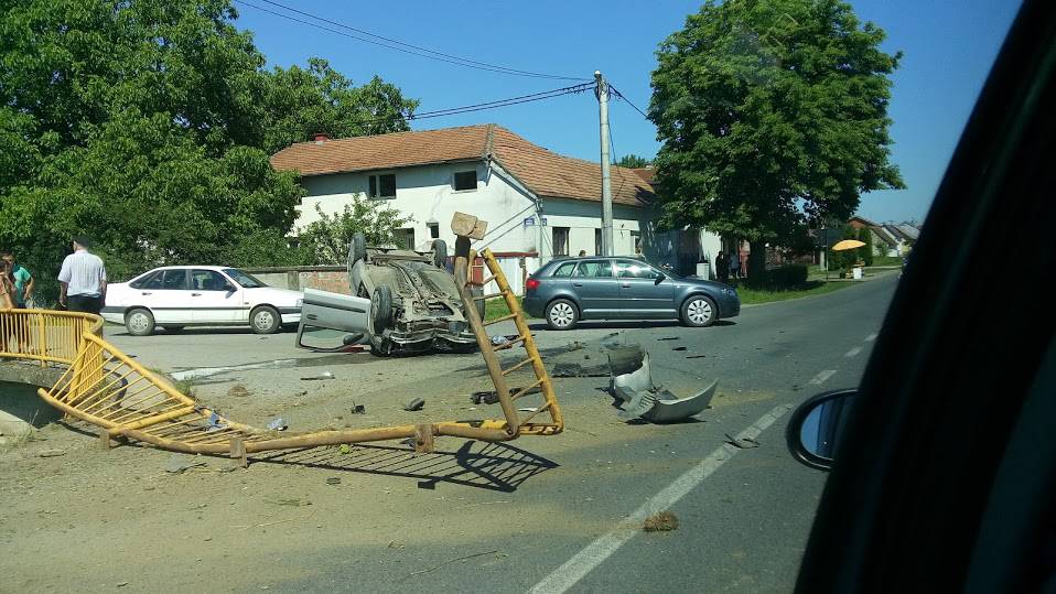 Renault udario u ogradu pa se zarotirao i prevrnuo na krov