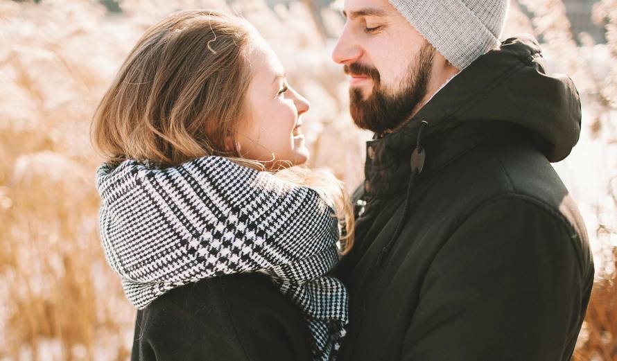 15 znakova koji pokazuju ženi da se sviđa nekom muškarcu