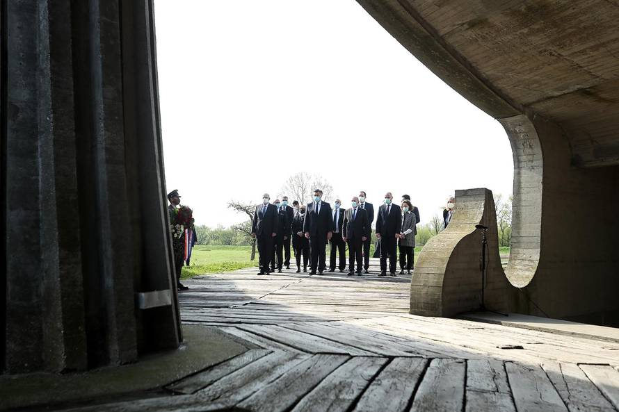 Premijer Plenković sa suradnicim položio vijence povodom 76. obljetnice Jasenovca