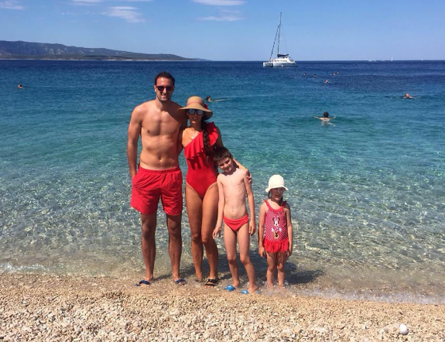 Nosi im se crvena boja: Obitelj Vori u zanimljivoj kombinaciji