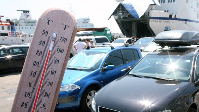 U parkiranom autu u Zagrebu su izmjerili 81 stupanj Celzija