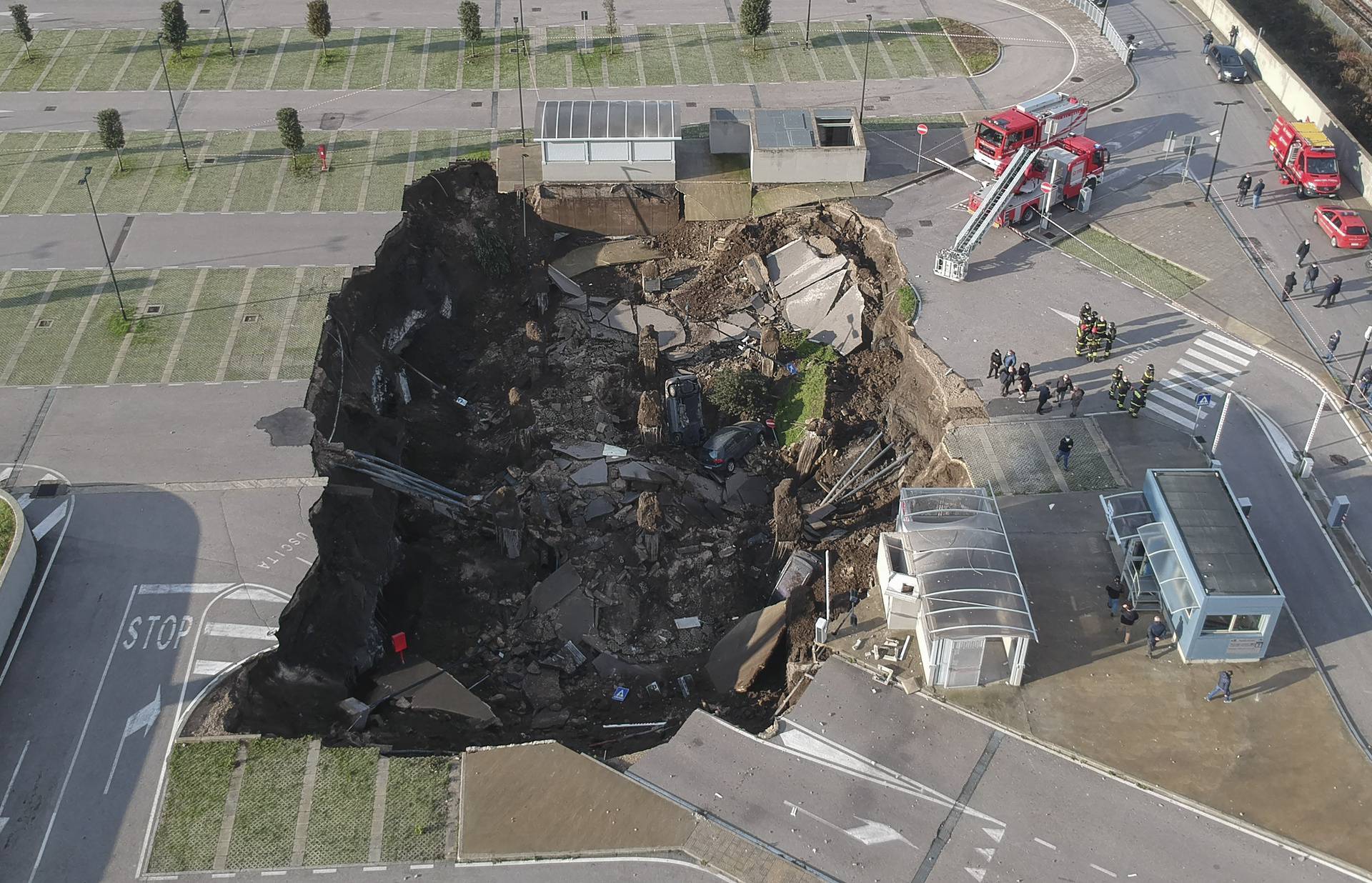 Naples, a huge chasm this morning in the parking area of the Ospedale del Mare in Ponticelli, the Covid residence was evacuated.