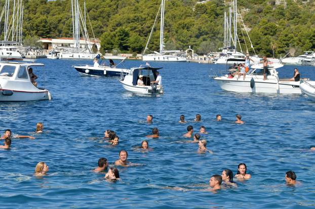 Rogoznica: Ispra?aj Gospe od Kapelice