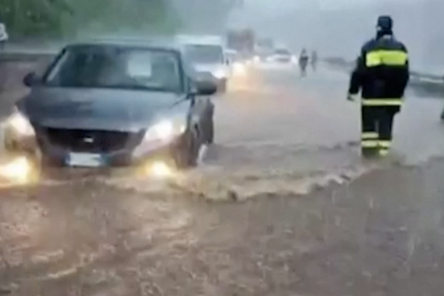 Vatrogasci pomažu u poplavama u Siciliji