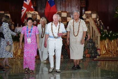 FOTO Charles i Camilla stigli su na Samou, obukli se u bijelo i okitili zanimljivim ogrlicama...