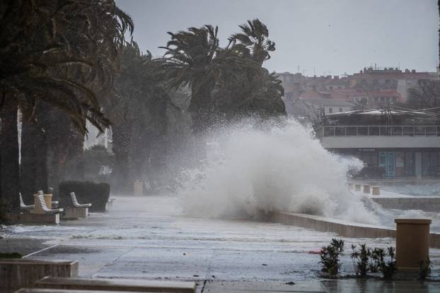 Split: Orkansko jugo potopilo rivu te stvaralo probleme u pomorskom prijevozu