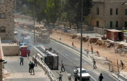 Jeruzalem: Buldožerom se zaletio u bus i ubio dvoje