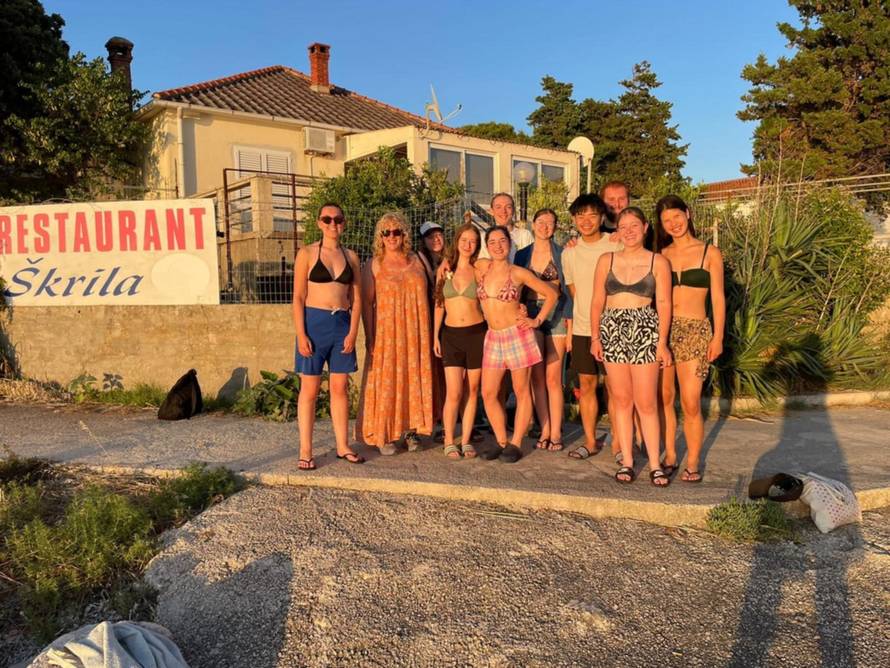 Belgijci čistili na otoku Molatu: Pridružili su se zadarskim izviđačima u ekološkoj akciji