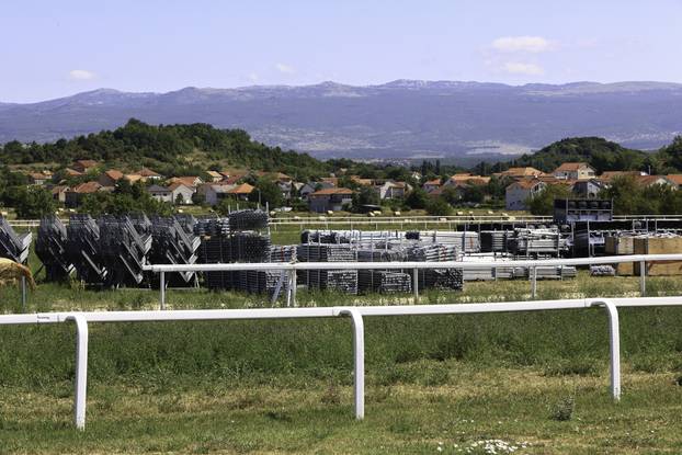 Počelo postavljanje opreme za koncert Marka Perkovića Thopmsona u Sinju