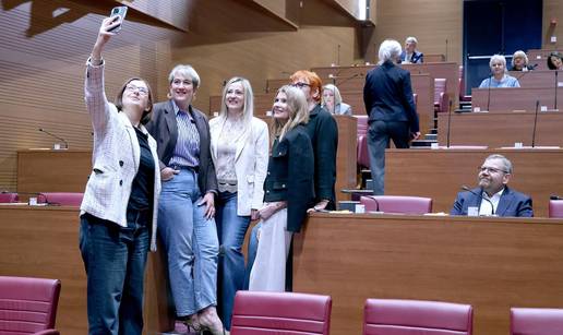 FOTO Zastupnici u Saboru obukli traperice: Evo o &ccaron;emu je rije&ccaron;