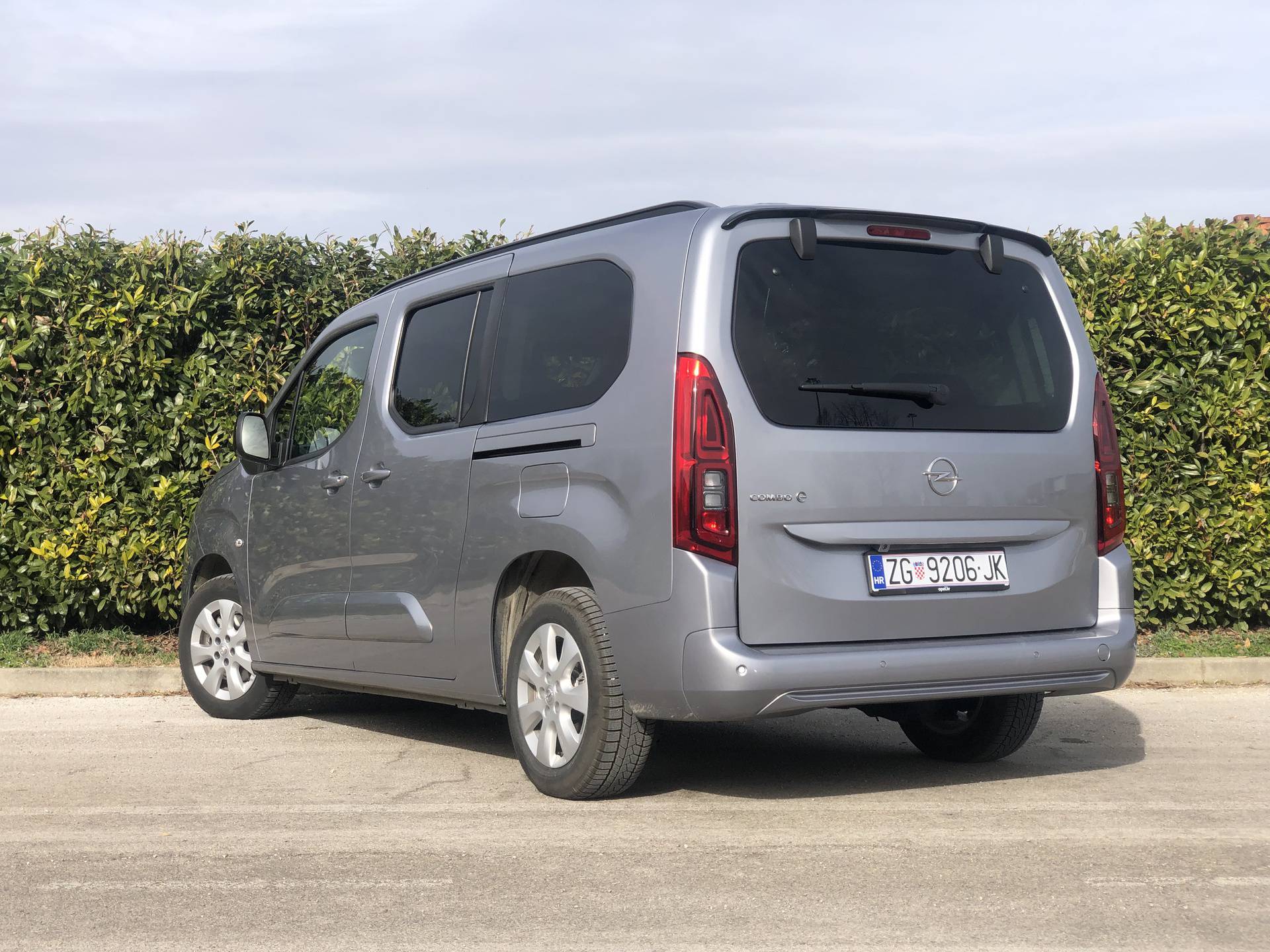 Test Opel Combo-e Life: Dobar gradski obiteljski auto, ali...