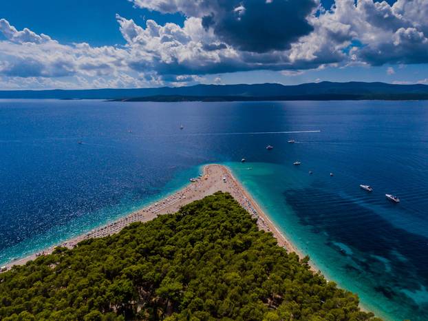 Zlatni rat, jedna od najpoznatijih jadranskih plaža 