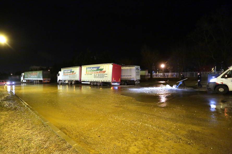 Kamion se zabio u hidrant kod Arene: Borili se s bujicom vode