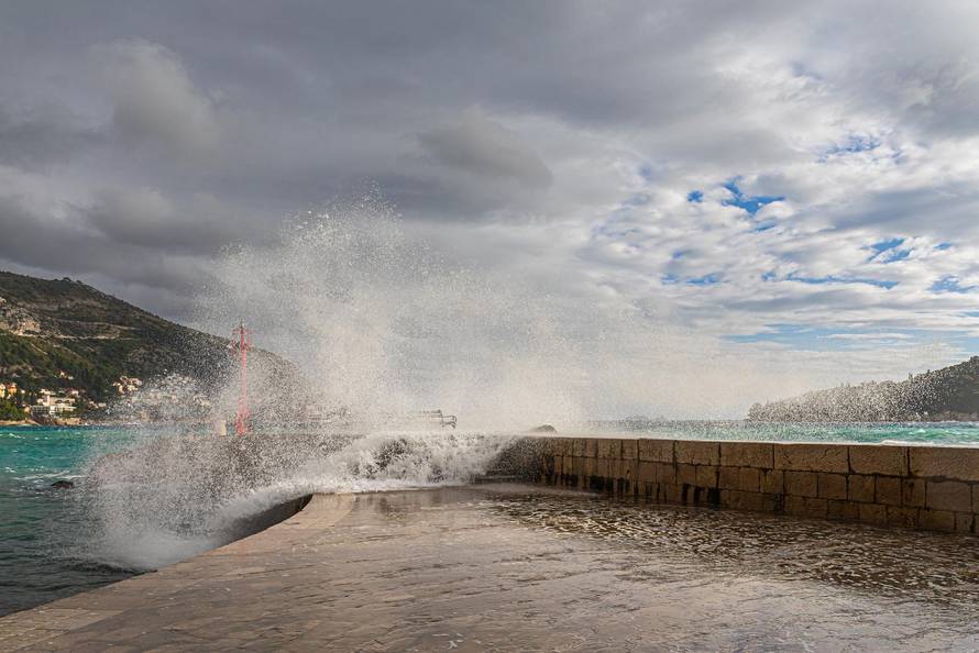Dubrovnik: Potraga za tijelom muškarca kojeg su povukli valovi je obustavljena