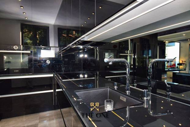 FOTO Ekskluzivnu vilu u Opatiji prodaju za 3,9 mil. eura: Unutra sve bliješti od stotina lampica!