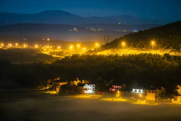 Magla noću iznad mjesta Bisko  