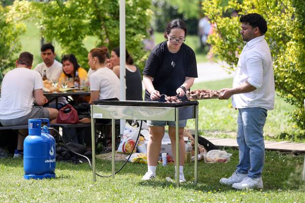 Zagreb: Građani na Jarunu uživali u roštiljanju  i druženju 