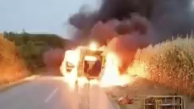 VIDEO U Vukovaru planula kola hitne pomoći, zapalila se i trava u kanalu: 'Šteta je velika...'