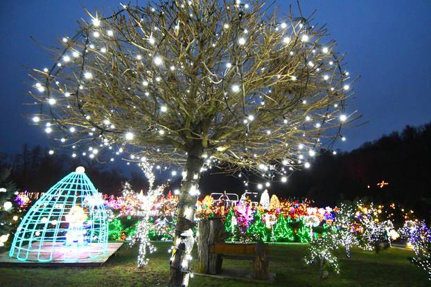 Magično Božićno blagdansko imanje obitelji Salaj zabljesnulo je u punom sajaju