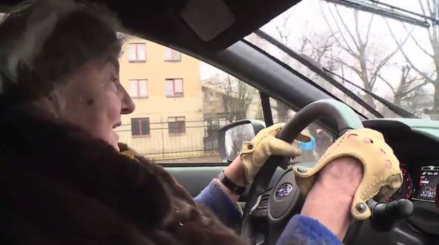 Zaluđena autima: Vremešna bakica obožava svoj Subaru