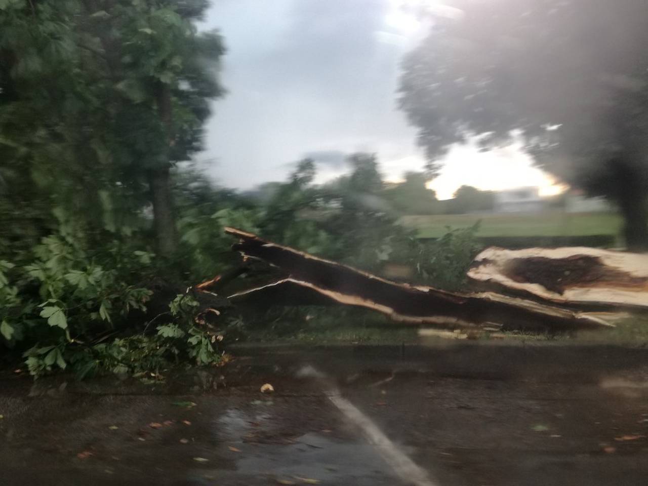 Nevrijeme u Zagrebu: Grom je udario u kuću, čovjek ozlijeđen