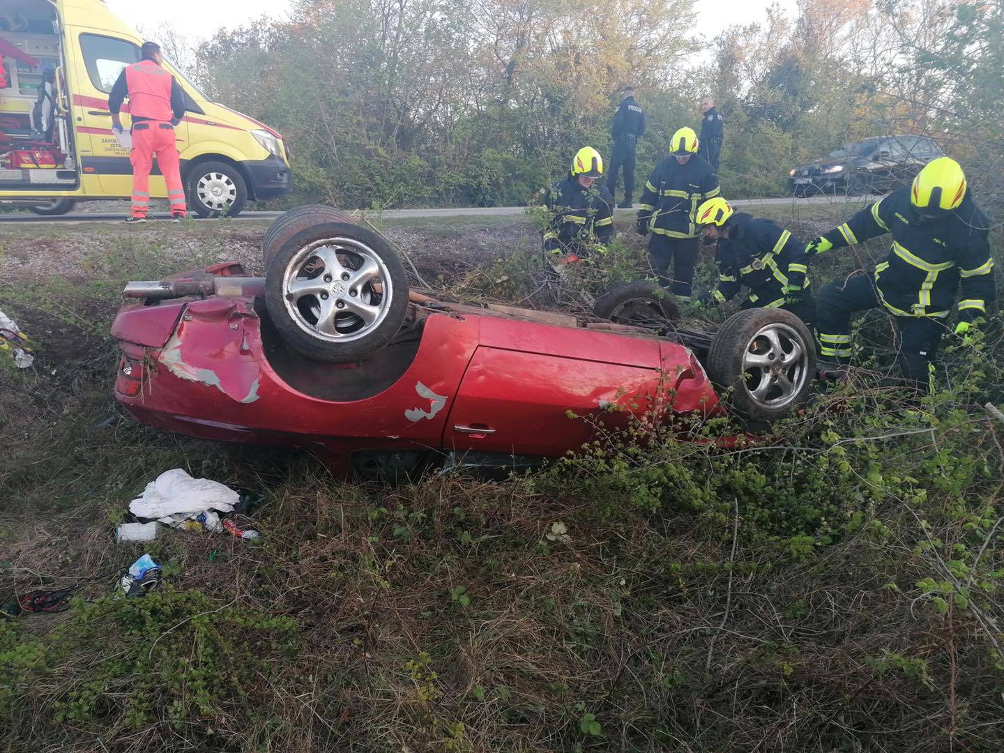 Automobil sletio s ceste u Istri: Na teren izašli vatrogasci