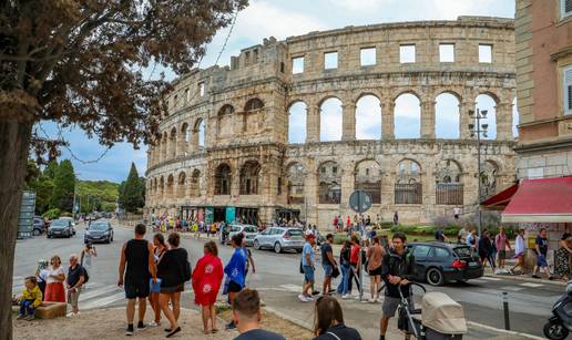 Kiša otjerala turiste s plaža u Puli, svi obilaze znamenitosti