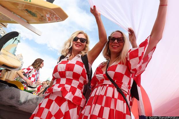 KATAR 2022: Rasplesane navijačice na plaži uoči utakmice Hrvatska - Belgija 