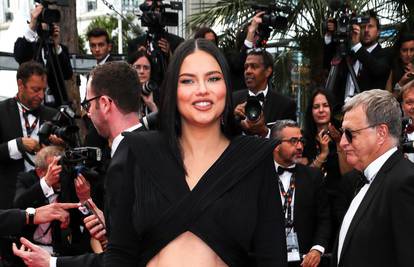 Trudna Lima na premijeri 'Top Guna' prošetala u kreaciji s golišavim trudničkim trbuhom
