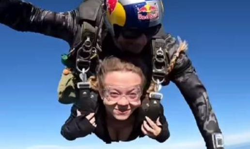 Neki love sunce, Sweeney hvata oblake! Sydney u raskopčanom kombinezonu skočila iz aviona!